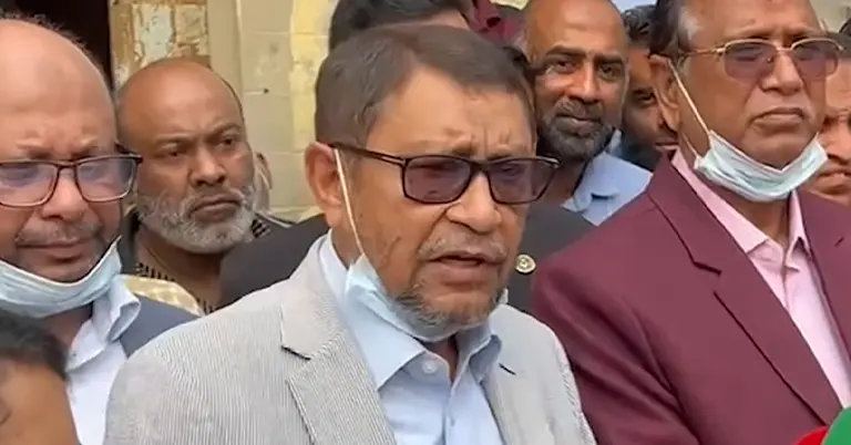 কথা বলছেন স্বাস্থ্যমন্ত্রী